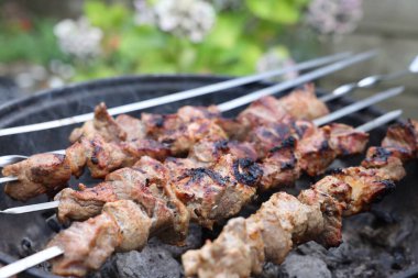 Metal renginde kebap pişiriyorum. Açık havada, yakın çekimde.