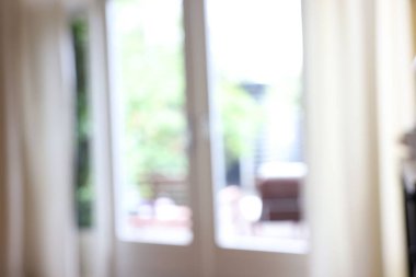 Evdeki cam kapının bulanık görüntüsü