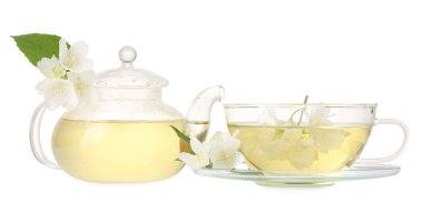 Cam bardakta Aromatik bitki çayı, çaydanlık ve beyaz üzerine izole edilmiş çiçekler.