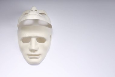 Tiyatro sanatları. Beyaz arka planda iki maske, üst manzara. Metin için boşluk