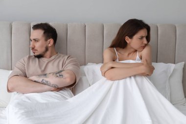 Yatak odasında birbirini görmezden gelerek birbirini gücendiren çiftler. İlişki sorunu