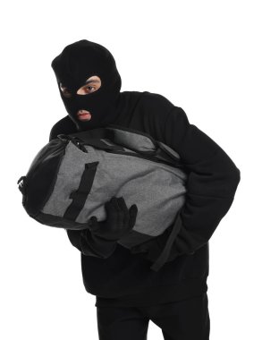 Kar maskeli bir hırsız, beyaz arka planda çanta var.