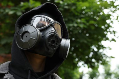 Gaz maskeli bir adam, alçak açılı. Metin için boşluk