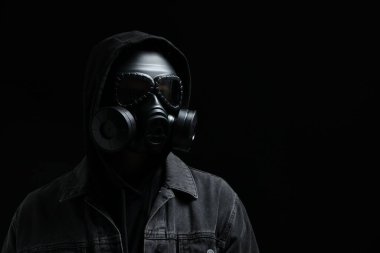 Siyah arka planda gaz maskeli adam. Metin için boşluk
