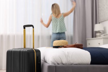 Şık otel odasında perdeleri açan misafir, seçici odak