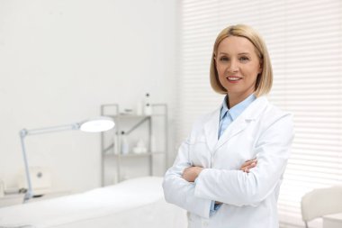 Modern klinikte mutlu dermatologların portresi, metin için yer