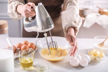 Kadın kasede mikserle para kazanıyor, yakın plan.