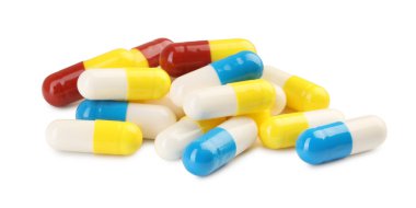 Beyaza izole edilmiş bir sürü antibiyotik hapı var. Tıbbi tedavi