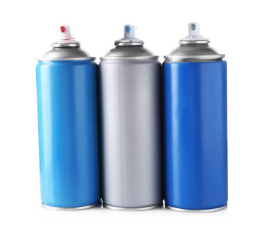 Birçok sprey boya kutusu beyaza izole edilmiş.