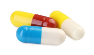 Beyaza izole edilmiş üç antibiyotik hapı. Tıbbi tedavi