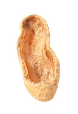 Kırık çiğ fıstık kabuğu beyazda izole edilmiş.