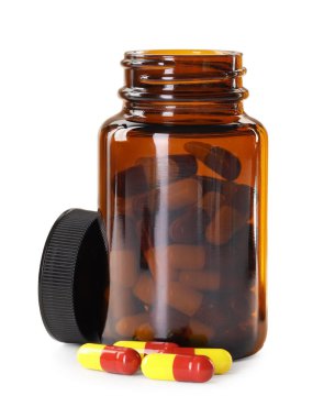 Beyaza izole edilmiş antibiyotik hapları ve şişe.