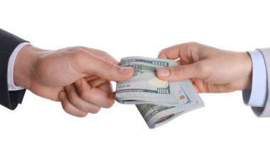 Para değişimi. Beyaz arka planda kadına dolar banknotları veren adam, yakın plan.