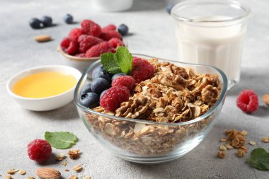 Böğürtlenli tahıl gevreği, fındık ve nane.