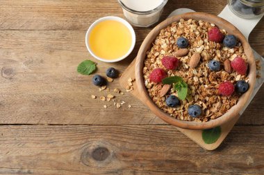 Böğürtlenli, fındıklı ve nane aromalı tahtadan masa, düz uzanmış.