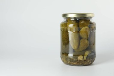 Hafif arka planda kavanozda salatalık turşusu. Metin için boşluk