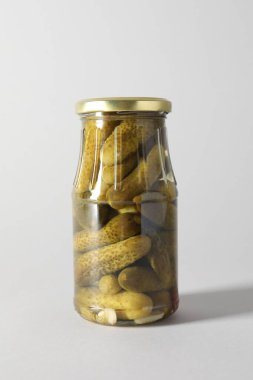 Hafif arka planda kavanozda salatalık turşusu