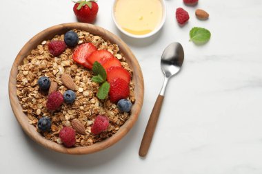 Böğürtlenli, fındıklı ve nane aromalı lezzetli granola.
