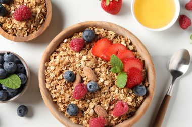 Böğürtlenli, fındıklı ve nane aromalı lezzetli granola.