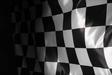 Siyah arkaplanda işaretlenmiş bayrak, metin için boşluk