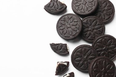 Beyaz arka planda lezzetli sandviçli kurabiyeler, düz yatış. Metin için boşluk