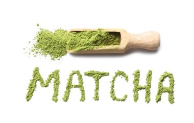 Matcha 'nın yeşil toz ve ahşap kepçelerden oluştuğu haberi beyaz, üstten görünüyor.