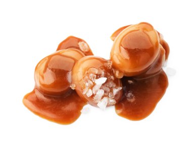 Karamel soslu lezzetli şekerler ve beyaza izole edilmiş deniz tuzu.