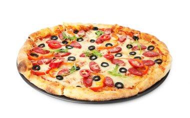 Peynirli lezzetli pizza, füme sosis, zeytin, biber ve roka beyaza izole edilmiş.