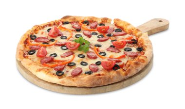 Peynirli, füme sosisli, zeytinli, biberli ve domatesli leziz pizza.