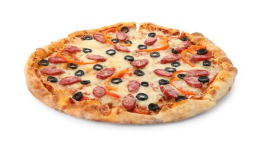 Peynirli lezzetli pizza, füme sosis, zeytin ve biber beyaz üzerine izole edilmiş.