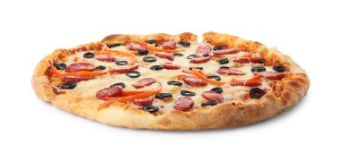 Peynirli lezzetli pizza, füme sosis, zeytin ve biber beyaz üzerine izole edilmiş.