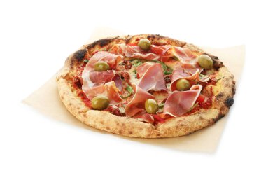 Pişmiş jambonlu, zeytinli ve güneşte kurutulmuş domatesli lezzetli pizza.