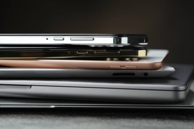Gri masadaki elektronik aygıt yığını, yakın plan