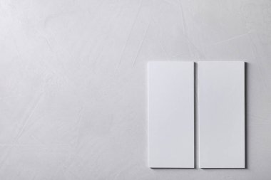 Açık gri desenli arka planda boş kartvizitler, üst manzara. Tasarım için model