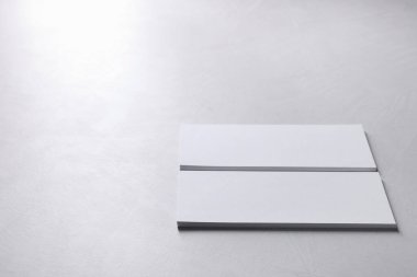 Açık gri desenli masada boş kartvizitler, yakın plan. Tasarım için model