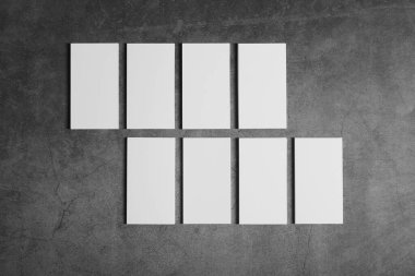 Gri desenli arka planda boş kartvizitler, üst manzara. Tasarım için model