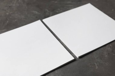 Gri desenli masa üzerindeki boş kağıt çarşaflar, yakın plan. Tasarım için model