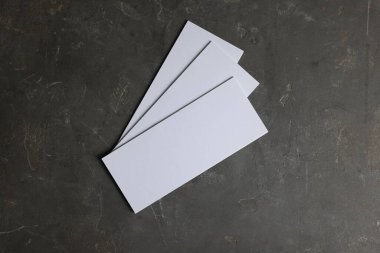 Gri desenli arka planda boş kartvizitler, üst manzara. Tasarım için model