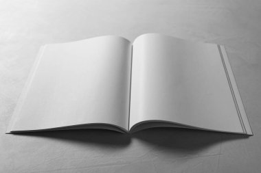 Gri desenli masada boş sayfaları olan bir defter aç, kapat. Tasarım için model