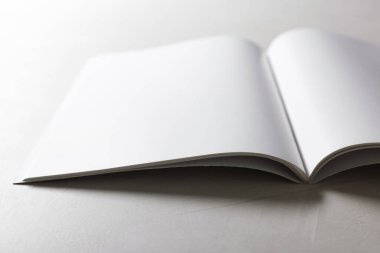 Gri desenli masada boş sayfaları olan bir defter aç, kapat. Tasarım için model