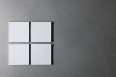 Gri desenli arka planda boş kağıt kağıtlar, üst manzara. Tasarım için model