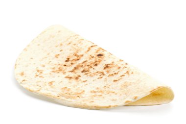 Beyaz üzerine izole edilmiş lezzetli bir ev yapımı tortilla.