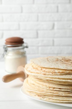 Beyaz masada ev yapımı lezzetli tortilla yığını