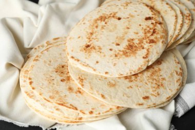 Masada ev yapımı tortilla ve kumaş var.