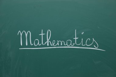 Yeşil tahtaya tebeşirle yazılmış kelime matematiği