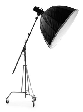 Profesyonel ışıklandırma beyazda izole edildi. Fotoğraf stüdyosu ekipmanı