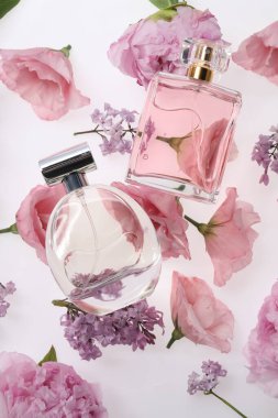 Bahar çiçeklerinde lüks parfümler, üst manzara.