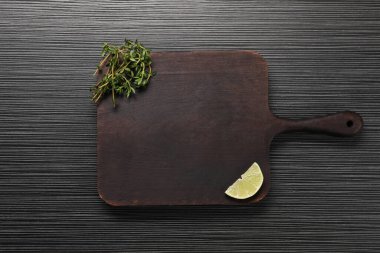 Tahta kesme tahtası, kireç ve kekik koyu dokulu masa, üst manzara. Metin için boşluk