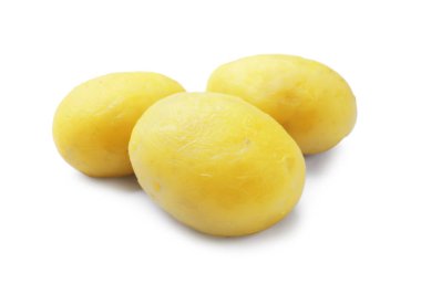 Üç haşlanmış patates, beyazın üzerinde izole edilmiş.