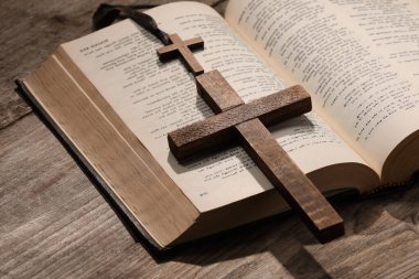 İncil ve haçlar ahşap masada, yakın plan. Hıristiyanlık Dini